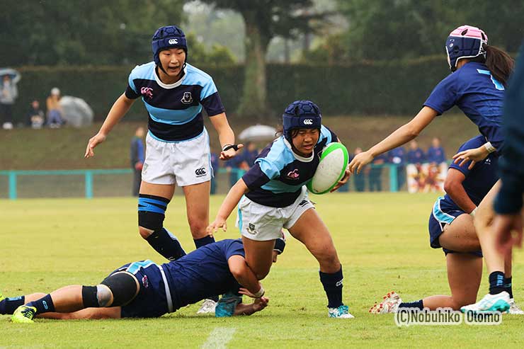 六浦はアタックを継続。④佐藤多恵がゴール前に持ち込むもノットリリースザボールでトライならず