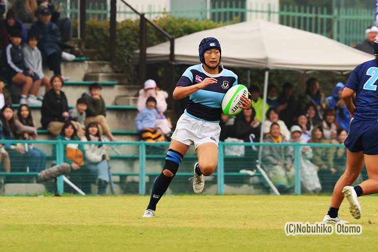 前半8分、相手の落球を拾った浅利主将から六浦はカウンター、前進した島津から青山羽菜が大きくグラウンドを横断し