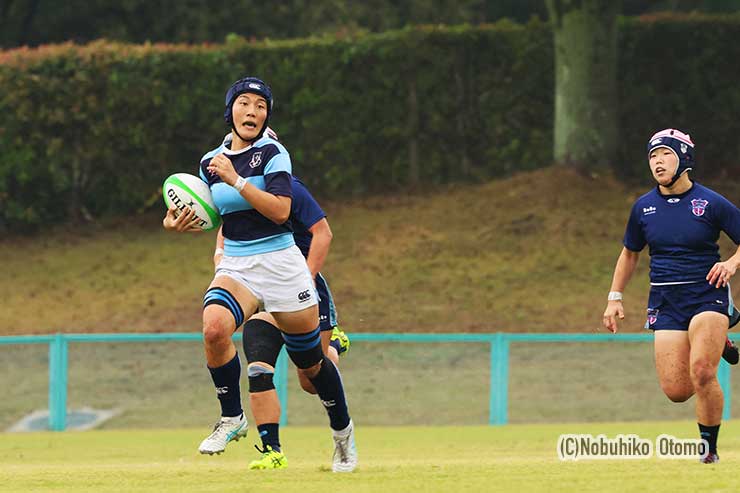 前半4分、六浦の浅利那未が自陣からビッグゲイン