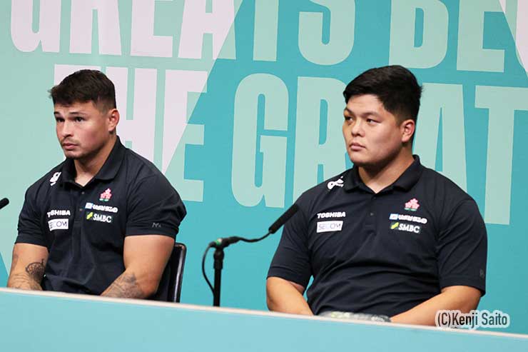 チャーリー・ローレンス(左)、小林賢太(右)