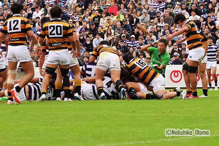 明治が敵陣ゴール前で連続フェイズ。慶應が粘り強いディフェンスで守り切る