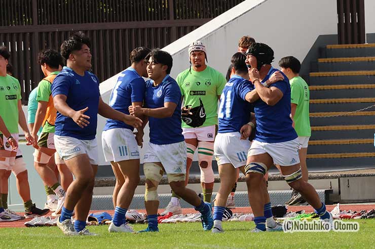 わずか1点差の勝利に喜ぶ東海フィフティーン