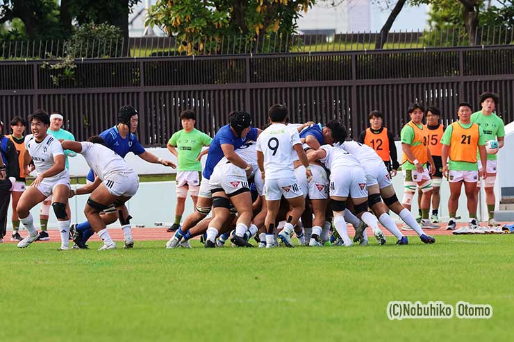 後半49分東洋大が12人でモールを押す