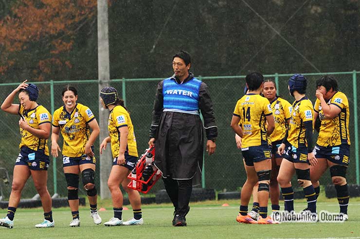 勝利を喜ぶTKM、中央の巨人が北川俊澄さん、左から2人目が永岡萌主将