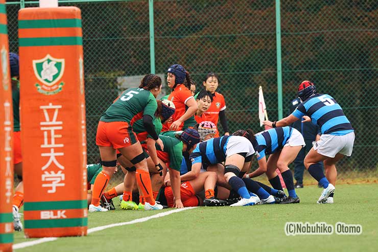 前半13分、日体大LO西村咲都希（右⑤）が先制トライ