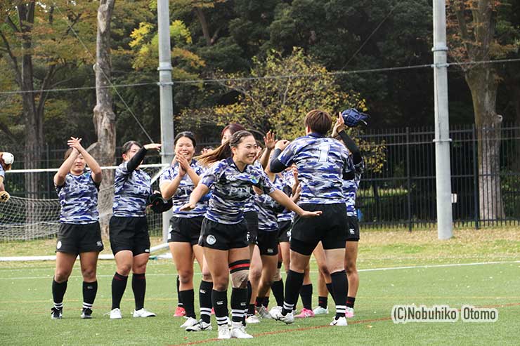 トライをあげたPiecesの日置彩乃はこの日がバースデイ。試合後に場内アナウンスで紹介され大喜び！