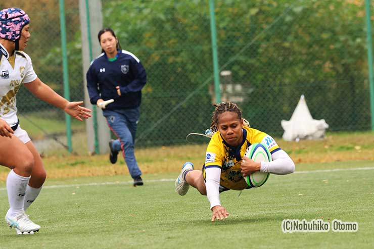 前半41分、TKMのFBヨレイン・イェンゴのトライ