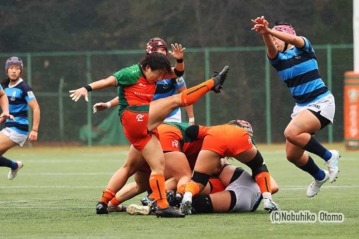 アルカスSH阿部恵のキックにチャージする日体大HO浦山亜子