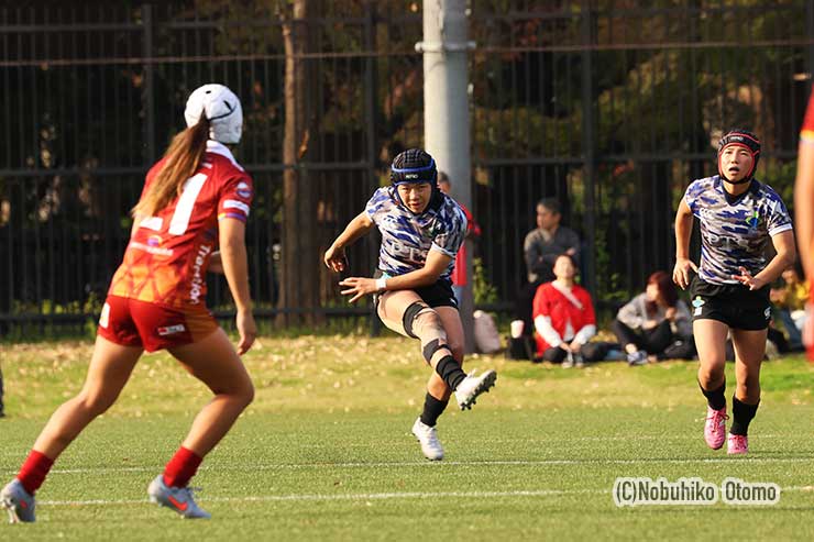 正確なキックをみせたPiecesのSO野口明彩陽