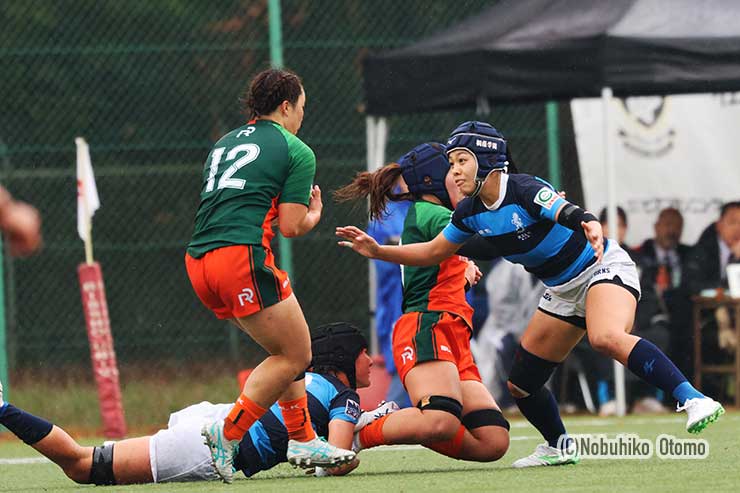 アルカスCTB村田美咲にタックルする日体大WTB高橋夢来