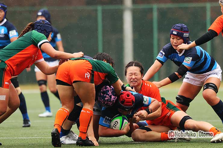 ブレイクダウンの攻防、タックルするのはアルカスの長田いろは