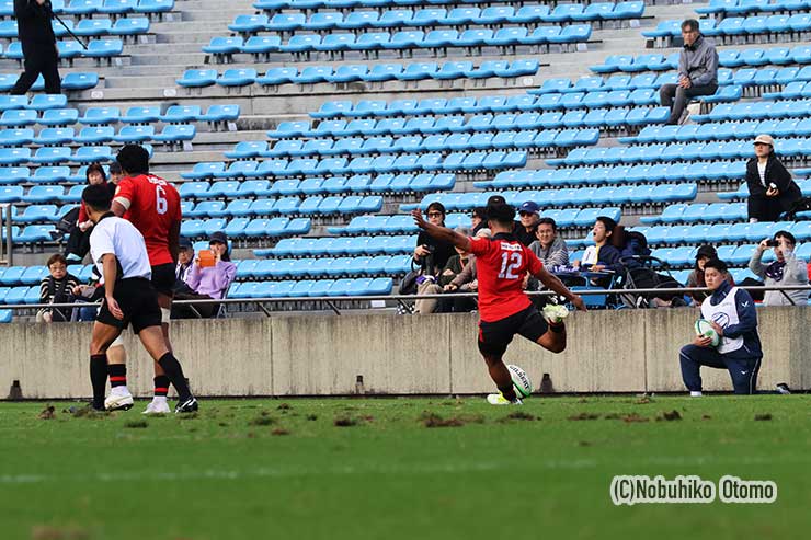 前半ラストプレーで帝京大CTB大町がPGを成功