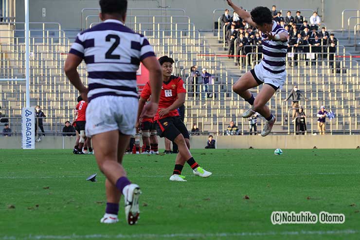 大町がプレッシャーを浴びながらコンバージョンを成功して17-14
