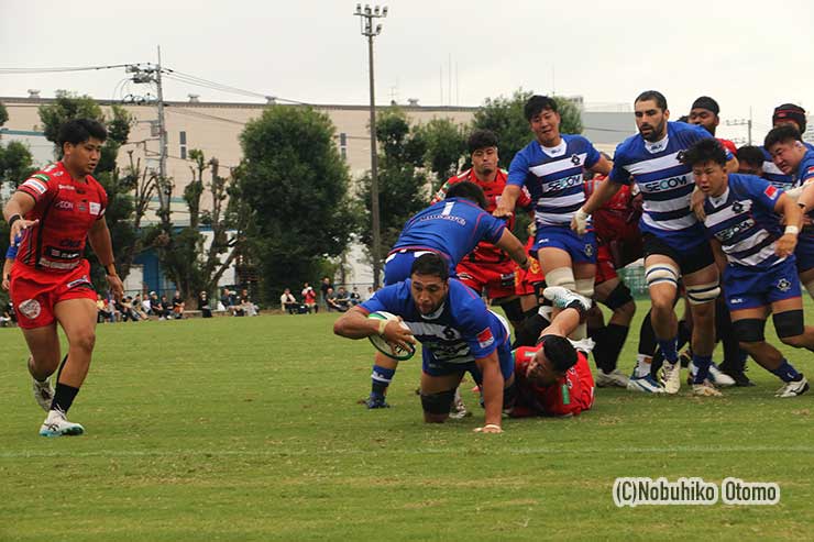 トライを決めるNo8パーカー