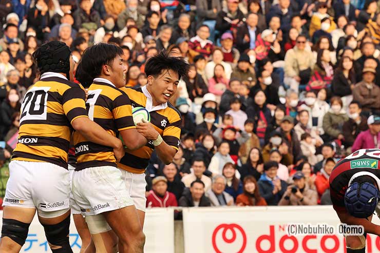 駆け寄る慶大フィフティーン