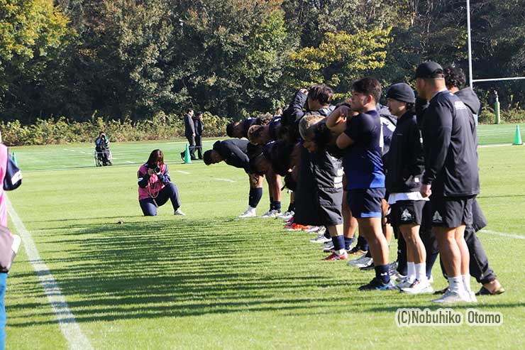 応援にかけつけたファンにあいさつするグリーンロケッツフィフティーン