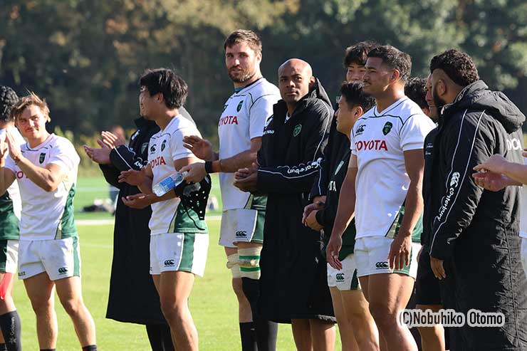 試合後、観戦したファンに挨拶