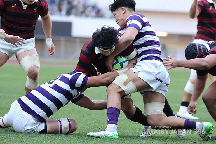 粟飯原謙が突破を図るも明治の分厚いディフェンス