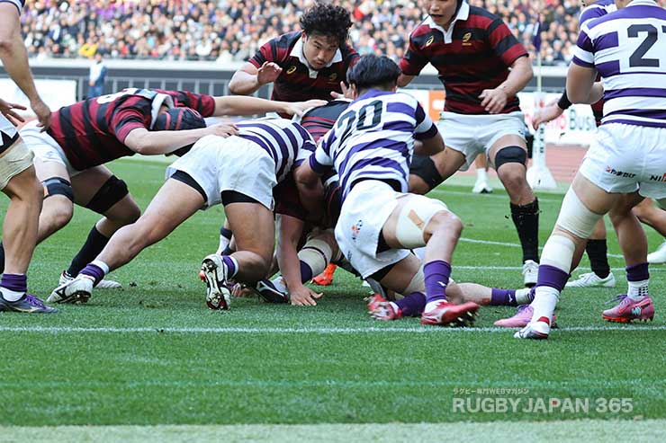 ゴール前で明治が粘りのディフェンス