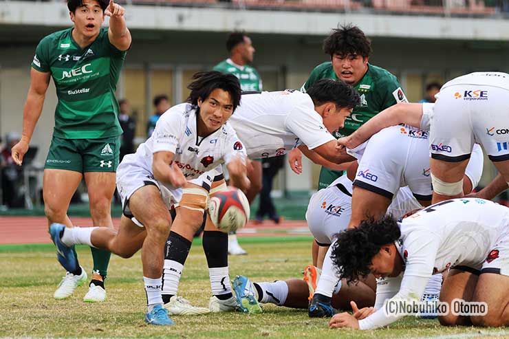 苦戦の中でよくボールをさばいた大阪SH山内