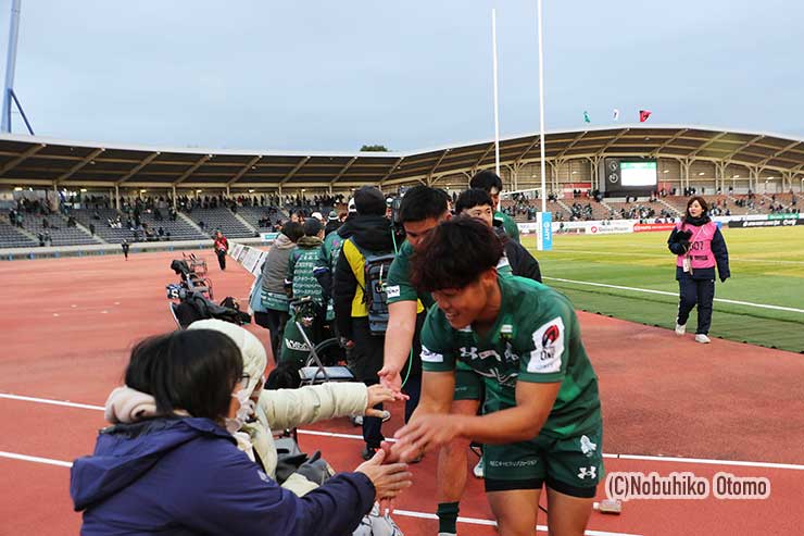 ゴール裏の車いすシートで応援したファンひとりひとりにあいさつ