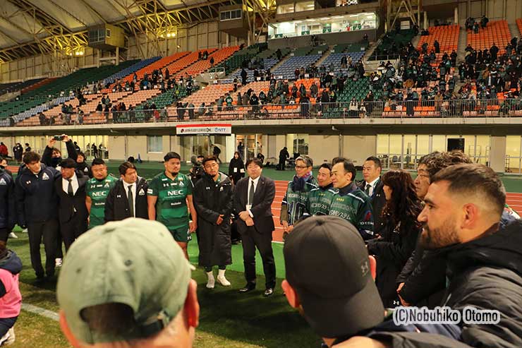 試合後のハドルにはJR東日本の担当者も加わってコメントがあった