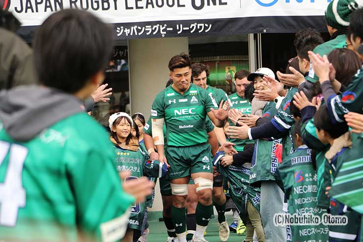 亀井主将を先頭に、あびこRSの子供たちに迎えられ選手入場