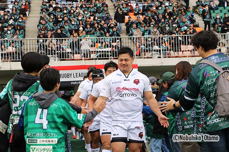 レッドハリケーンズの選手たちも花道で温かく迎えられた