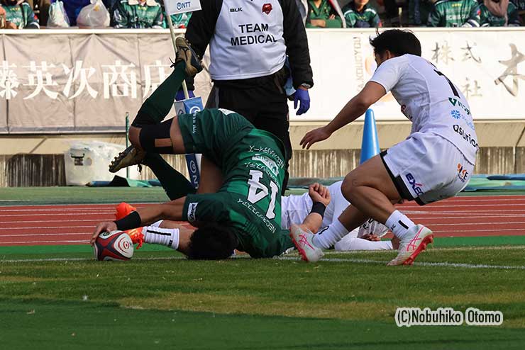 30分、東葛WTB後藤が転がりながら足を宙に浮かせてタッチラインを避ける神業トライ