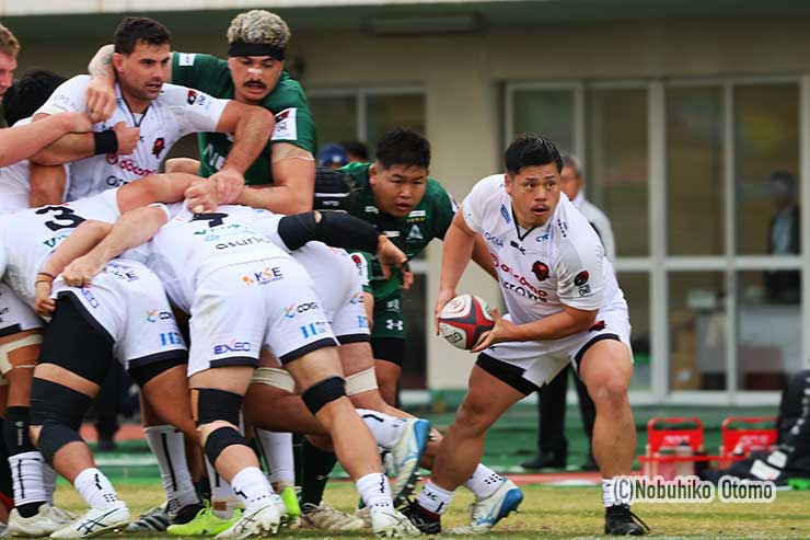 モールからボールを出す大阪HO島田主将