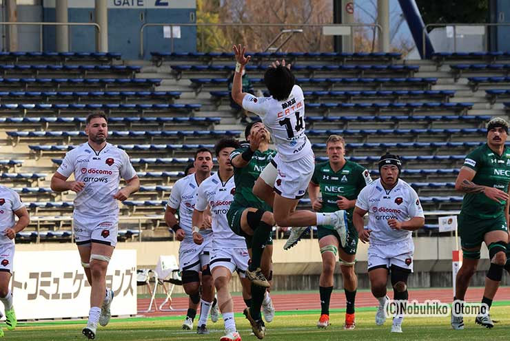ハイボールを競りあう大阪・土橋と東葛・後藤