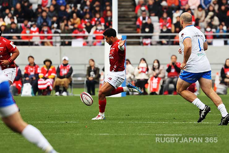 キックパスを蹴るリッチー・モウンガ