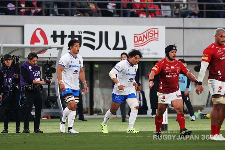 後半ピッチに入る稲垣啓太