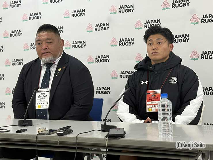 相馬朋和監督（左）、大町佳生主将（右）