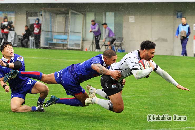 ツイタマのタックルを振り切り左中間にダイビングトライ