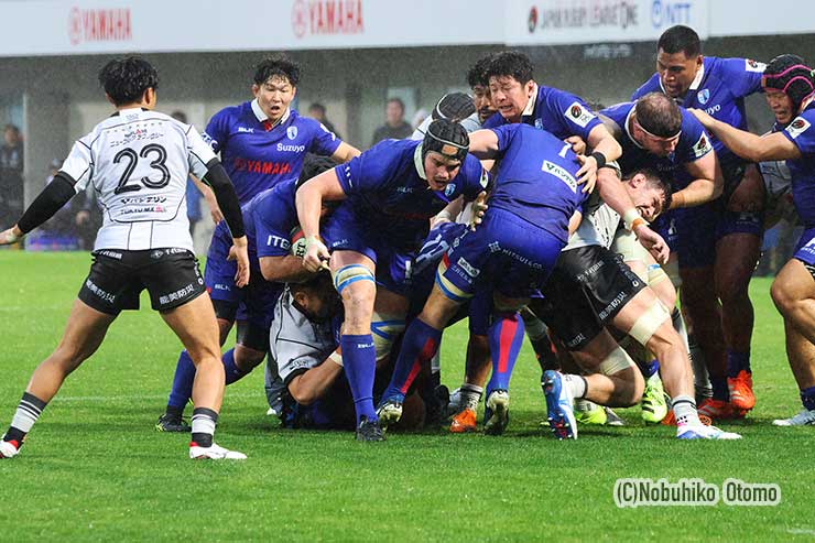 モールを押す静岡FW