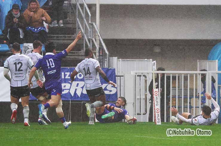 ハーフタイム直前のラストプレーで静岡WTBテファレがトライ