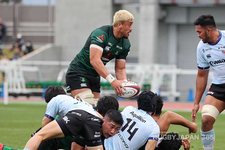 前半12分敵陣深くでインターセプト。マリノから小泉へ