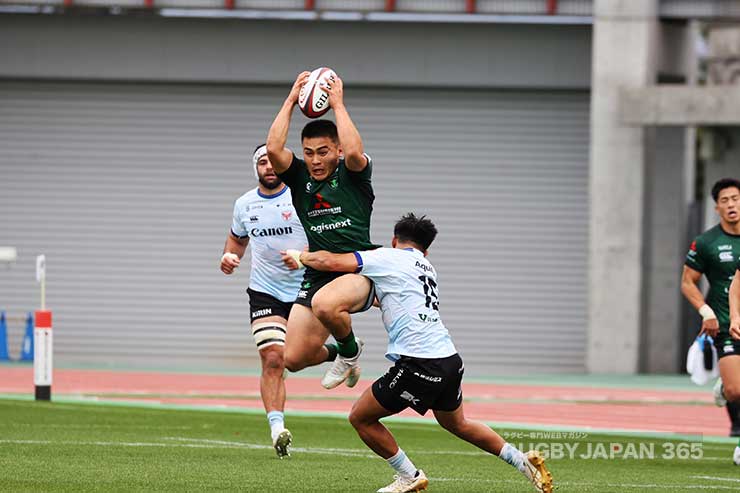 自らそのボールをキャッチし更に前進