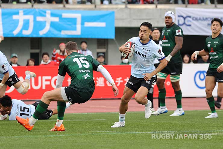 田村がグレイソンを交わしインゴールへ