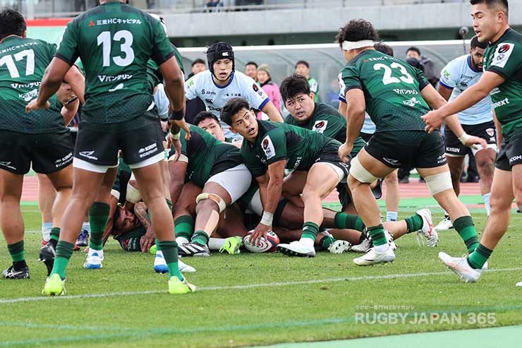 時間を確認する岩村