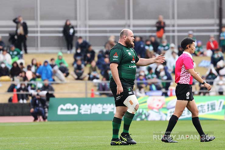 ピーター・ショルツは後半23分からピッチへ入るもわずか6分プレーしてレッドカードに。