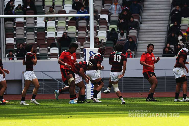 前半38分早稲田・服部亮太のドロップゴールが決まり23－14とした