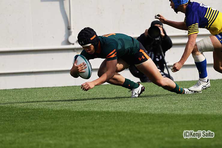 前半27分・東福岡SO藤野桜生のトライ