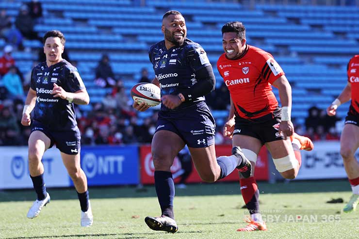 14分パスインターセプトしたサム・ケレビがトライ