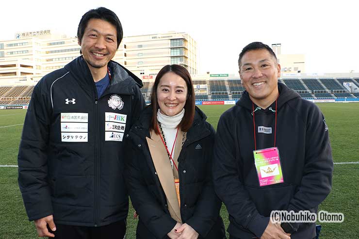 TKMの北川アシスタントコーチ、日経大の淵上監督にはさまれ場内インタビュー担当の鈴木彩香さん、関東学院大のレジェンドトリオ