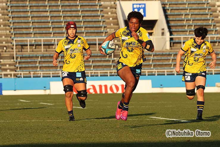 キックパスを捕ったWTBアカニシ・ソコイワサがトライ