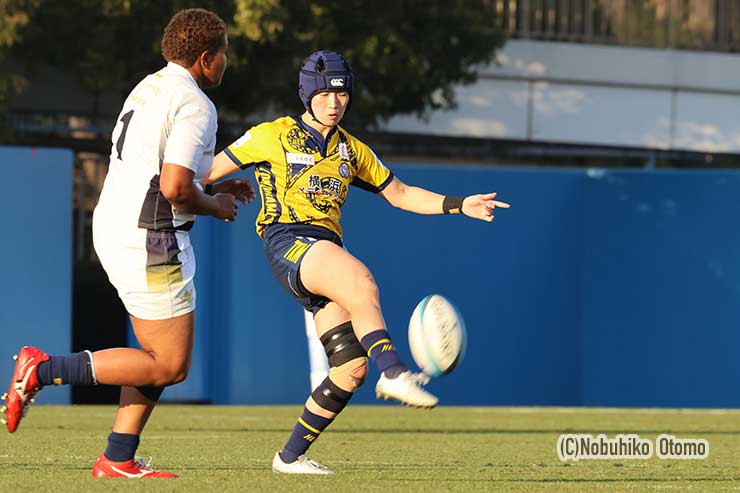 後半15分、TKMのSO山本実がキックパス