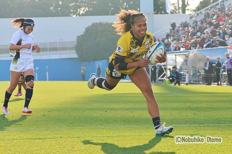 前半34分、TKMのFBヨレイン・イエンゴがトライ