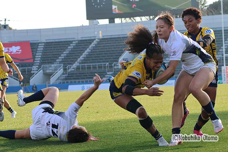 ヨレインが日経大の垂門奈々、長谷部彩音のタックルを突破